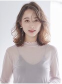 ふんわりくびれミディアム/外ハネヘアレイヤーカット前髪なし