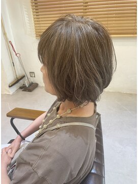 チリンバイロストシティー(Chillin by LOSTCITY) 白髪ぼかしハイライト髪質改善インナーカラースクールカット