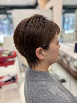 モナミ美容室 耳かけショートスタイル