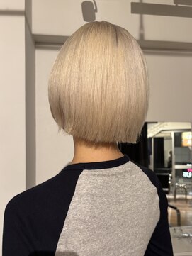 カシェル トウキョウ(Cashel Tokyo) ホワイトブロンド ハイトーンボブ