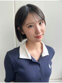 大人可愛い耳かけ小顔美髪ストレート暗髪切りっぱなしミニボブ