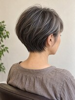 aptas 青山/表参道 白髪染め/白髪ぼかしハイライト/ボリュームアップエクステ&nbsp;表参道/青山/耳まわり軽やかグレイショート