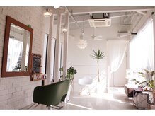 バース ヘアデザイン(Birth hair design)の雰囲気（明るい光の降り注ぐ、カフェのような店内だから居心地は抜 群♪）