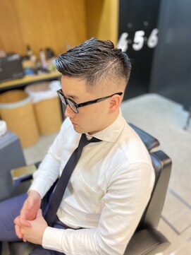 フランクスバーバー アンド ビアークラブ(FRANK'S BARBER and BEER CLUB) ショートレイヤーワイルドツーブロックかき上げフェードカット