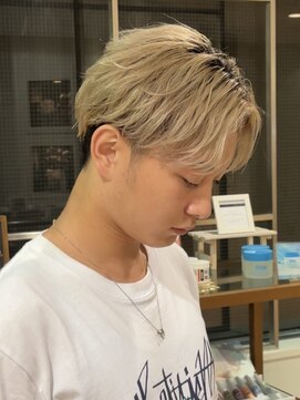 アウラ(AURA) メンズブリーチカラー/フェザーショート/波打ちセンターパート