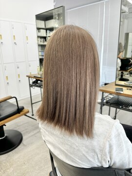 テラス トヨタ(Telasu Toyota) ケアブリーチでハイトーンカラーのヘーゼルナッツベージュカラー