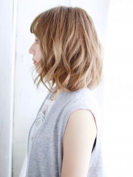 ヘアメイク ナル(hair make nalu) ハイトーンベージュの外はねゆるカール