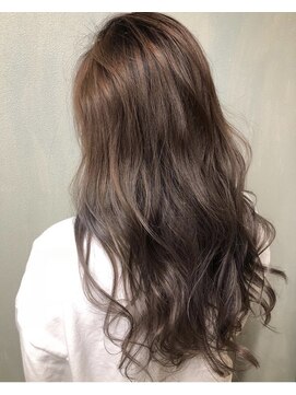 レイリー(Reilly) くすみアッシュブラウンカラー