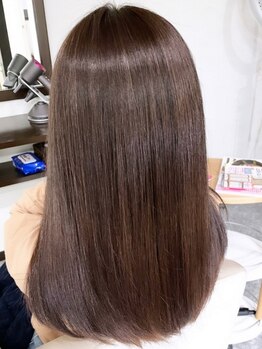 ナチュラルなストレートヘアを求める方にオススメ◎ダメージレスな施術で指通りもサラサラな髪に♪