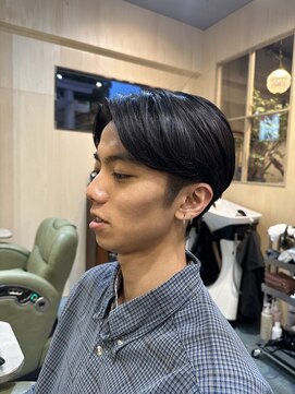 グレースマンカフェ(GRACE MAN CAFE) センターパート刈り上げマッシュスタイル