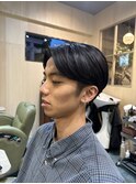 センターパート刈り上げマッシュスタイル