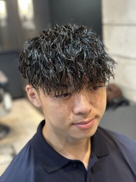 フランクスバーバー アンド ビアークラブ(FRANK'S BARBER and BEER CLUB) 前下がりツイストスパイラルツーブロック刈り上げパーマ