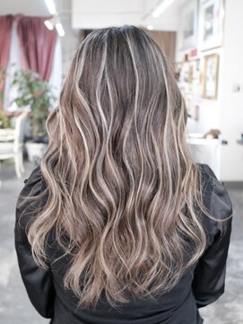 マリアナ(Mariana) ハイライトショートヘアレイヤーカットダブルカラー