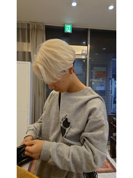 ブロッサム ひばりヶ丘(Blossom) 毛流れセンターパートメンズホワイトブロンドカラー