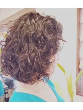 ショウズサロン(hair Sho's SALON) ウェーブヘア、根元からのパーマです。