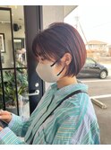 ピンクブラウンの耳掛けショートボブ