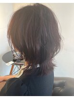 ビハインドザカーテン(BEHIND THE CURTAIN)&nbsp;くせ毛を活かしたパーマ風ミディレイヤー×バーガンディレッド