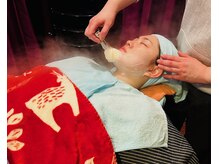 フィッツ ザ ヘアーの雰囲気（女性のお顔そり風景）