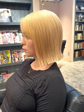 リタ(Lita) 抜きっぱなし風ブロンド／ハイトーンボブ