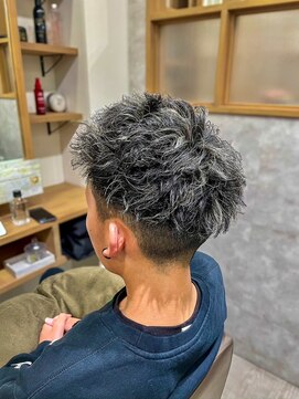 ロッカ(ROCCA) スペインカール無造作グレーシュショート