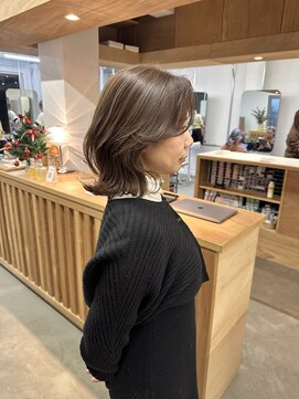 バド(bado) ベージュカラー/透明感カラー／レイヤーカット／ハイライト/本町