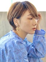 前髪長め分け目のつかない大人ショート／毛先パーマ／30代40代