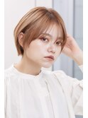 前髪長めなショートヘア