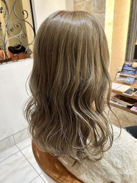 マイノリティー(Minority Produced By TOPHAIR) ミディアムヘア×くすみベージュ