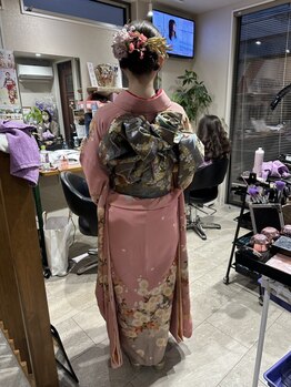 リィーウェイ(LeeWay)の写真/《2026年度成人式、前撮り受付中》襟元から褄先まで丁寧かつスピーディーに仕上げてくれる技術に定評あり!!