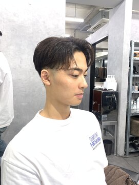 クロムトウキョウ ザ バーバー ネオン 新宿店(CHROM TOKYO the Barber ne/on) フェザーセンターパート