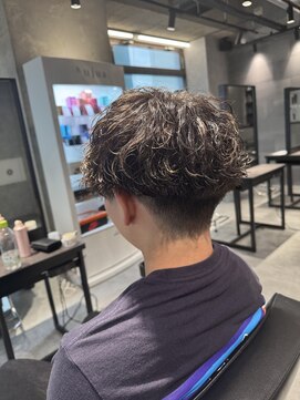 スタッド 松戸(stud. Men‘s) 刈り上げラウンドマッシュ×ハイライトカラー×波巻きパーマ