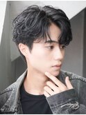 スーツ短髪ツーブロック束感モテる黒髪シークレットパーマ流行
