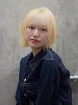 オルズ 渋谷(ALLZ)&nbsp;抜きっぱなしホワイトブロンド顔周りレイヤー外ハネショートボブ