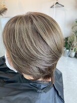 クロエ(chloe)&nbsp;大人ショート白髪ぼかし 脱白髪染めハイライト 40代50代60代