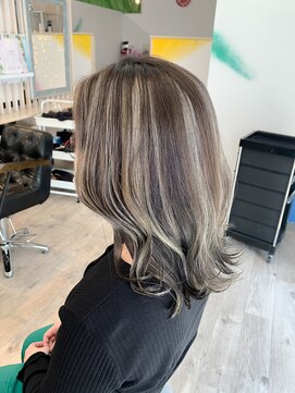 フリーダムメルシー(freedom Merci) ■コントラストハイライト　韓国風　外はね　くびれ