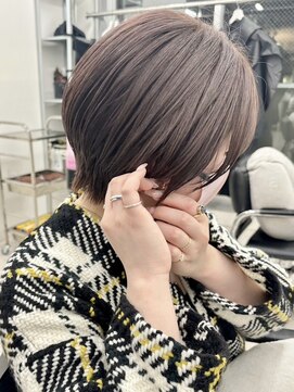 ヒビヲ(HIBIO) 切りっぱなしボブオージュアぱつっとボブハイトーン横浜西口