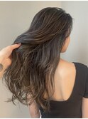 筋感のある細めハイライト外国人風オフィスで浮かないハイライト