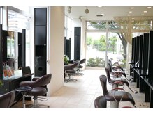 アース 大宮宮原店(HAIR&MAKE EARTH)の雰囲気（キッズスペース有バリアフリー構造で、車椅子でもご来店できます）