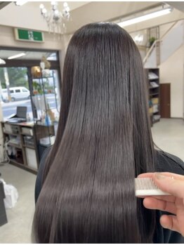 グレイカラーなのに、くすまず透明感あるカラーが叶う☆お客様の骨格を考えた“似合わせ技術”でツヤ髪に◇