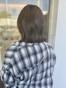 ミルキーベージュ×ゆる巻×ミディアム