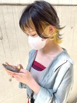 ディア(.eer)&nbsp;ウルフヘア×インナーカラーイエロー 愛されショート 小顔カット