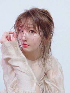 リルアーチ(Lillarch) 【2022年おくれ毛 × カジュアルスタイル】