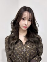 ロムーク 表参道(LOMKH)&nbsp;ミディアムレイヤーロングレイヤーカット顔周りオリーブベージュ