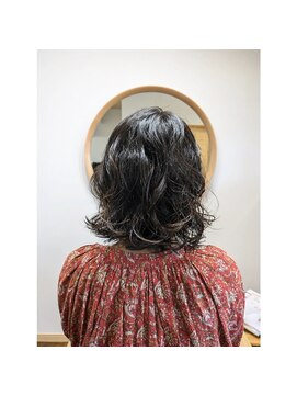 手と髪 くるりんパーマ