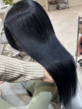 ミディアムレイヤーブルーブラック顔周りカット