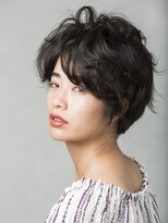 パティオン(PATIONN)&nbsp;アンニュイなセクシー雰囲気のグラマラスカールショートスタイル