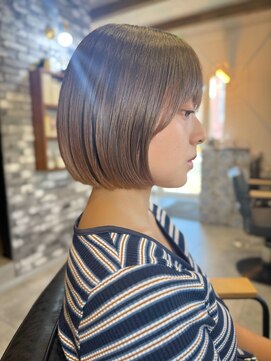 プリームヘアーホワイト(Pleame hair WHITE) 20～40代幅広い世代に合う顎ラインミニボブ