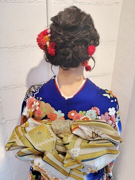 振袖にふわふわ なみなみ編み込みシニヨン ヘアアレンジ L パリスパート2のヘアカタログ ホットペッパービューティー