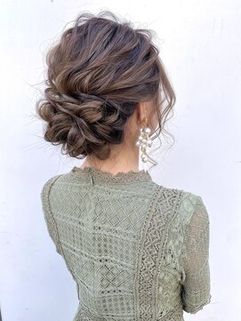 アミカ(Amica) 大人の三つ編みツイストシニヨン/ルーズアップアレンジ