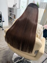 ピンと真っ直ぐはもう卒業！髪の体力を残して柔らかく自然な丸みに仕上げる縮毛矯正♪